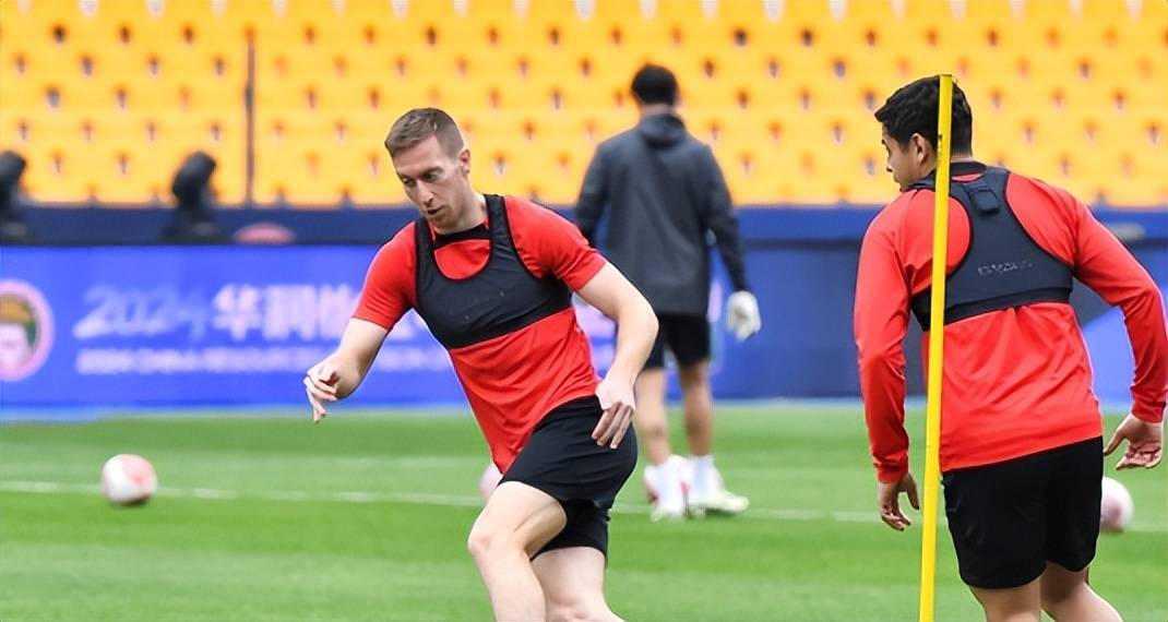 PG中国官网-包含足球联赛中一场精彩对抗引发球迷热议，现场观众热情高涨的词条