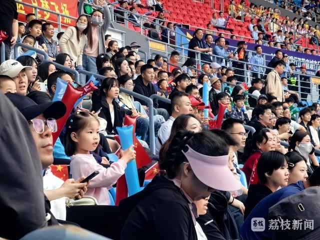 包含足球联赛中一场精彩对抗引发球迷热议,现场观众热情高涨的词条 包含足球联赛中一场精彩对抗引发球迷热议,现场观众热情高涨的词条