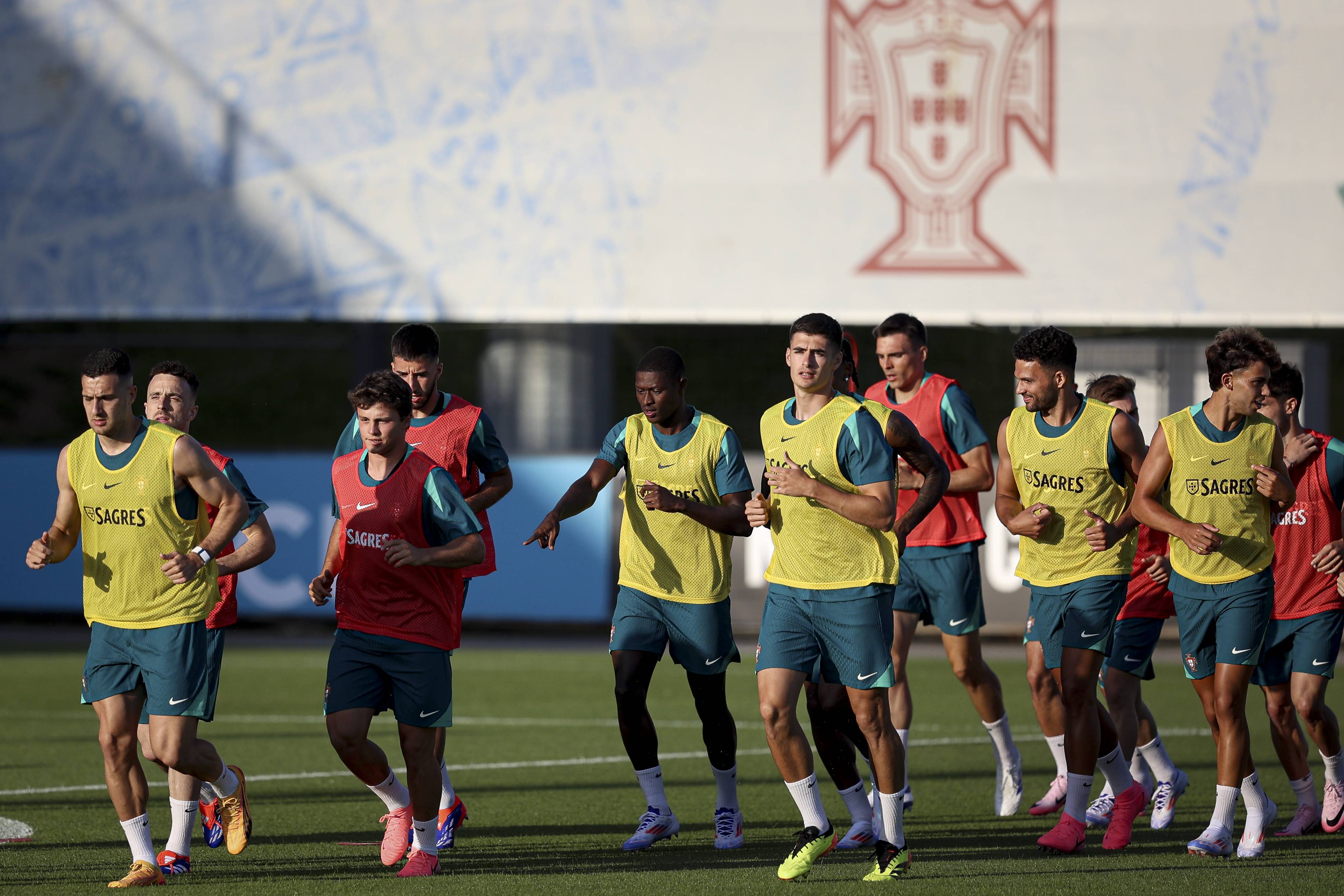 PG Soft Gaming-包含葡萄牙队员经过艰苦训练备战国际比赛的词条