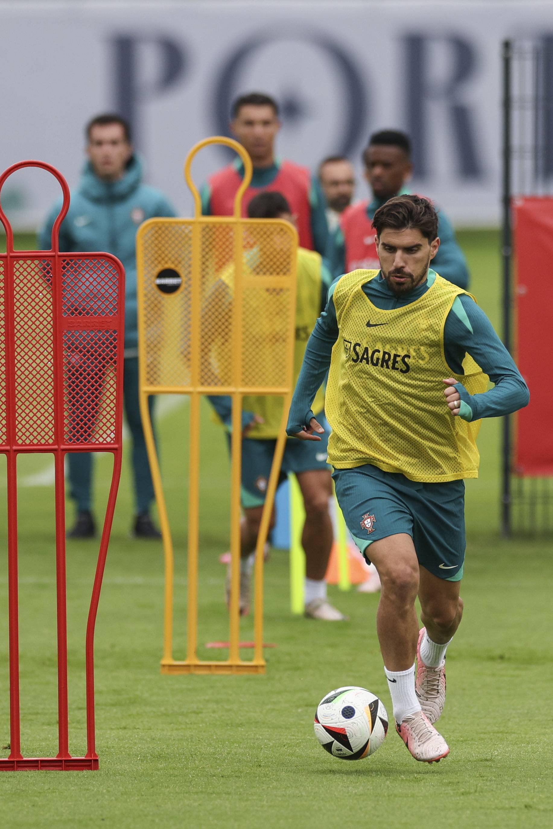 包含葡萄牙队员经过艰苦训练备战国际比赛的词条 包含葡萄牙队员经过艰苦训练备战国际比赛的词条