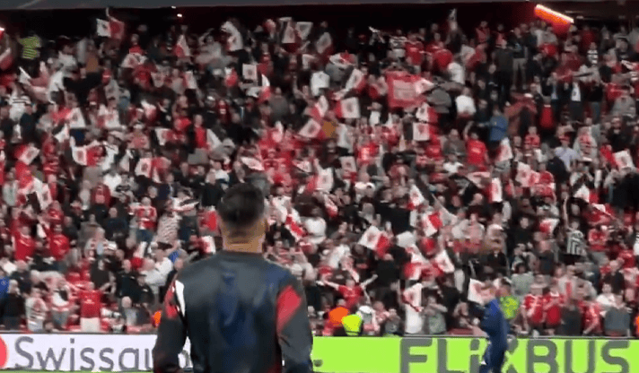 足球比赛场上掀起热潮,观众声势浩大 足球比赛场上掀起热潮,观众声势浩大