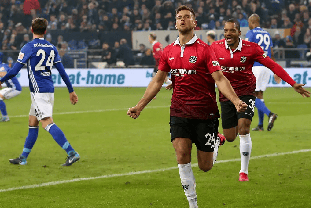 汉堡球员集中训练备战下一轮比赛 汉堡球员集中训练备战下一轮比赛