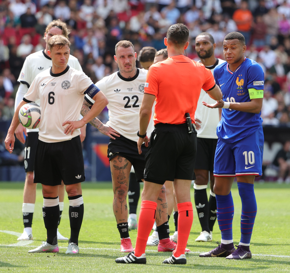 欧国联比赛裁判被指控犯错,引起争议 欧国联比赛裁判被指控犯错,引起争议