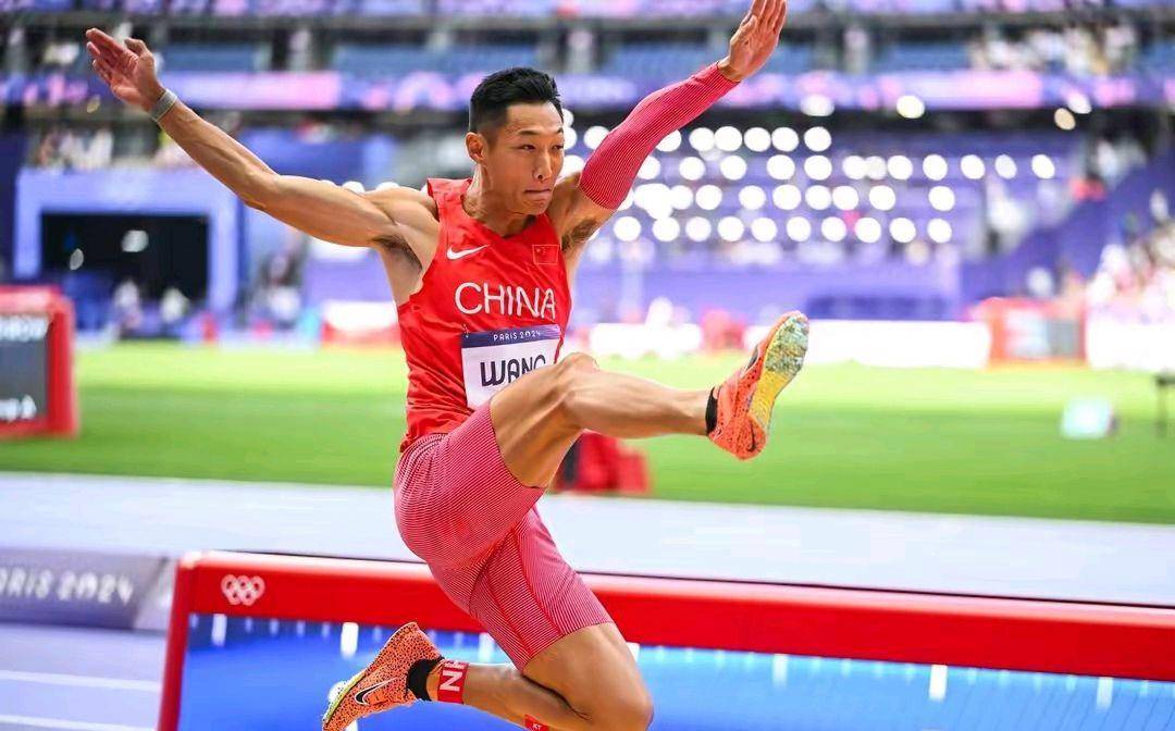 比拼激烈!运动员奋力争夺胜利的最后一刻 比拼激烈!运动员奋力争夺胜利的最后一刻