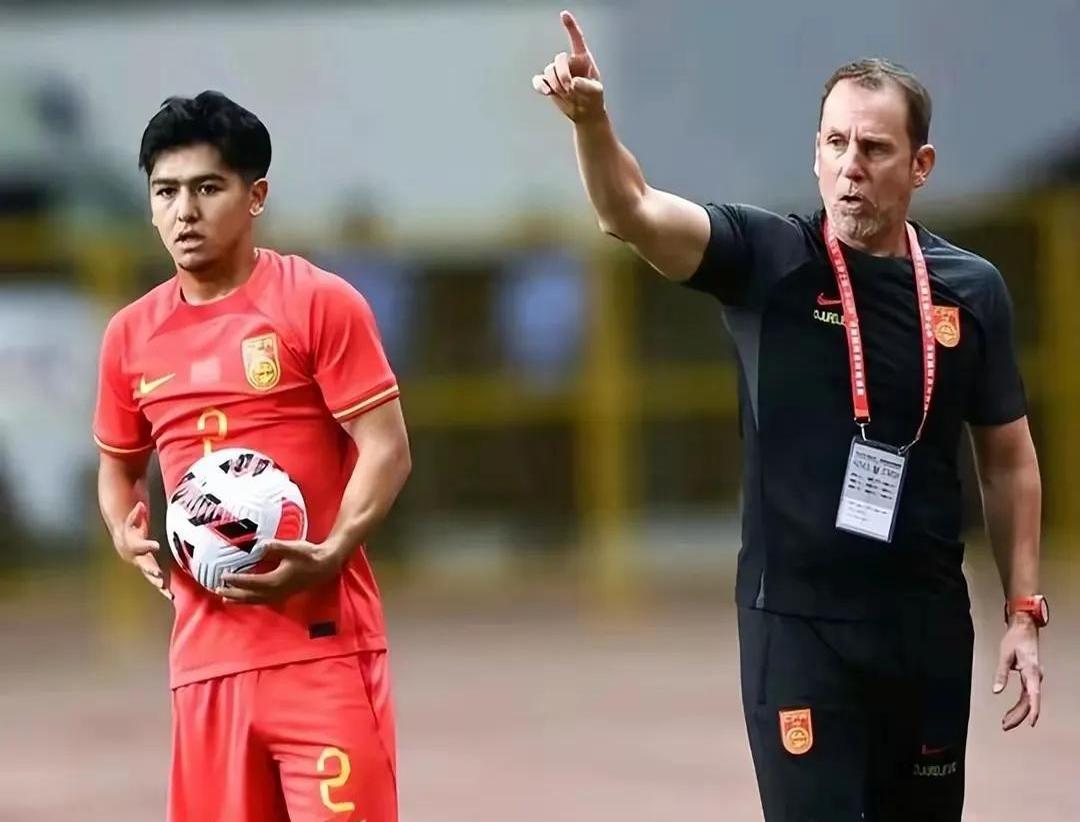 外籍球员抵达训练场,球队迎来新鲜血液 外籍球员抵达训练场,球队迎来新鲜血液