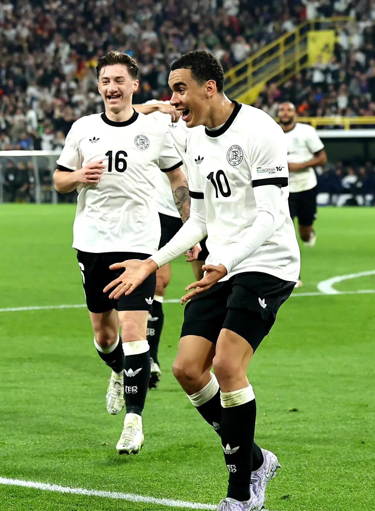 雄狮法兰克福咄咄逼人,德国足坛争相升温 雄狮法兰克福咄咄逼人,德国足坛争相升温