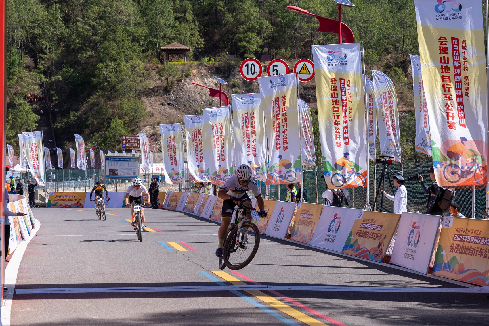 关于自行车赛道剧情变化莫测,选手实力过关的信息 关于自行车赛道剧情变化莫测,选手实力过关的信息