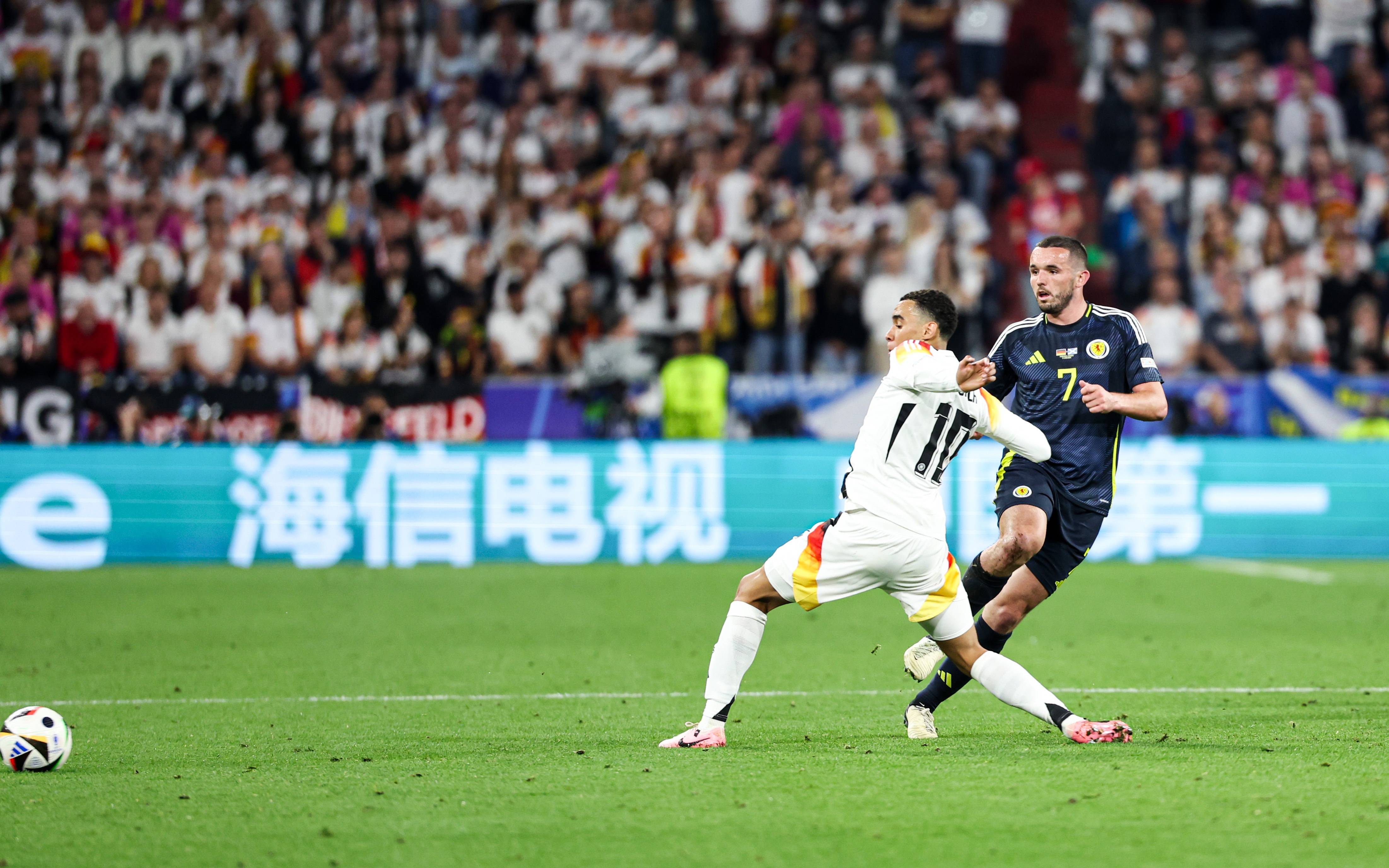 激烈较量,欧洲杯预选赛的精彩瞬间 激烈较量,欧洲杯预选赛的精彩瞬间