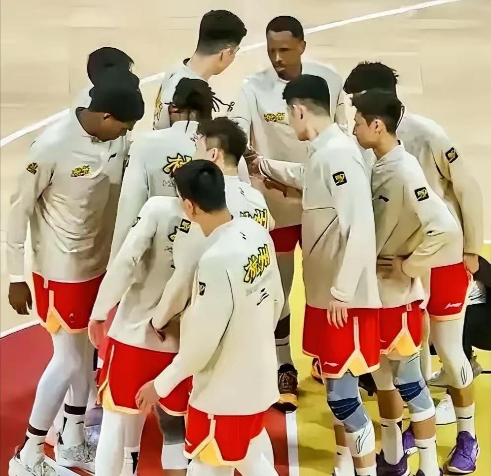 防守稳固攻击犀利,球队整体表现抢眼 防守稳固攻击犀利,球队整体表现抢眼