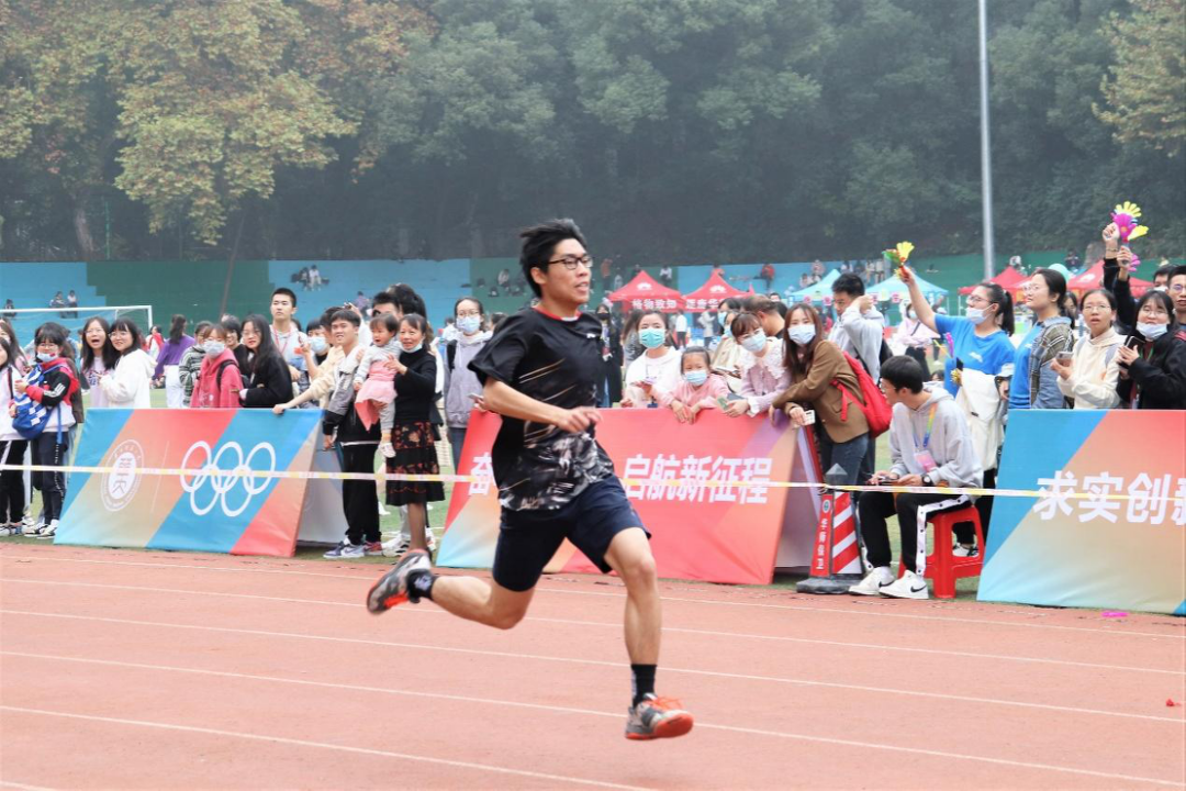 爱沙尼亚队在比赛中奋力冲刺 爱沙尼亚队在比赛中奋力冲刺