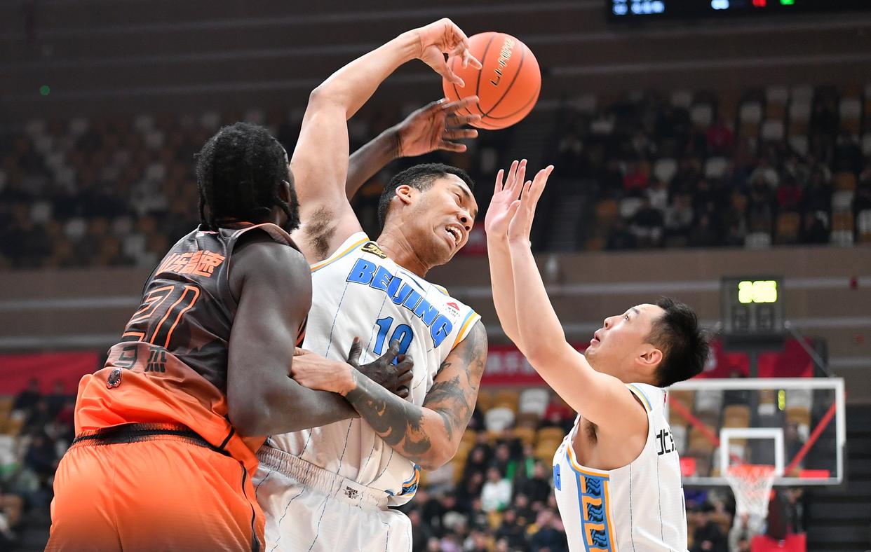 山东男篮击败北京队,精彩比分掀起热潮 山东男篮击败北京队,精彩比分掀起热潮