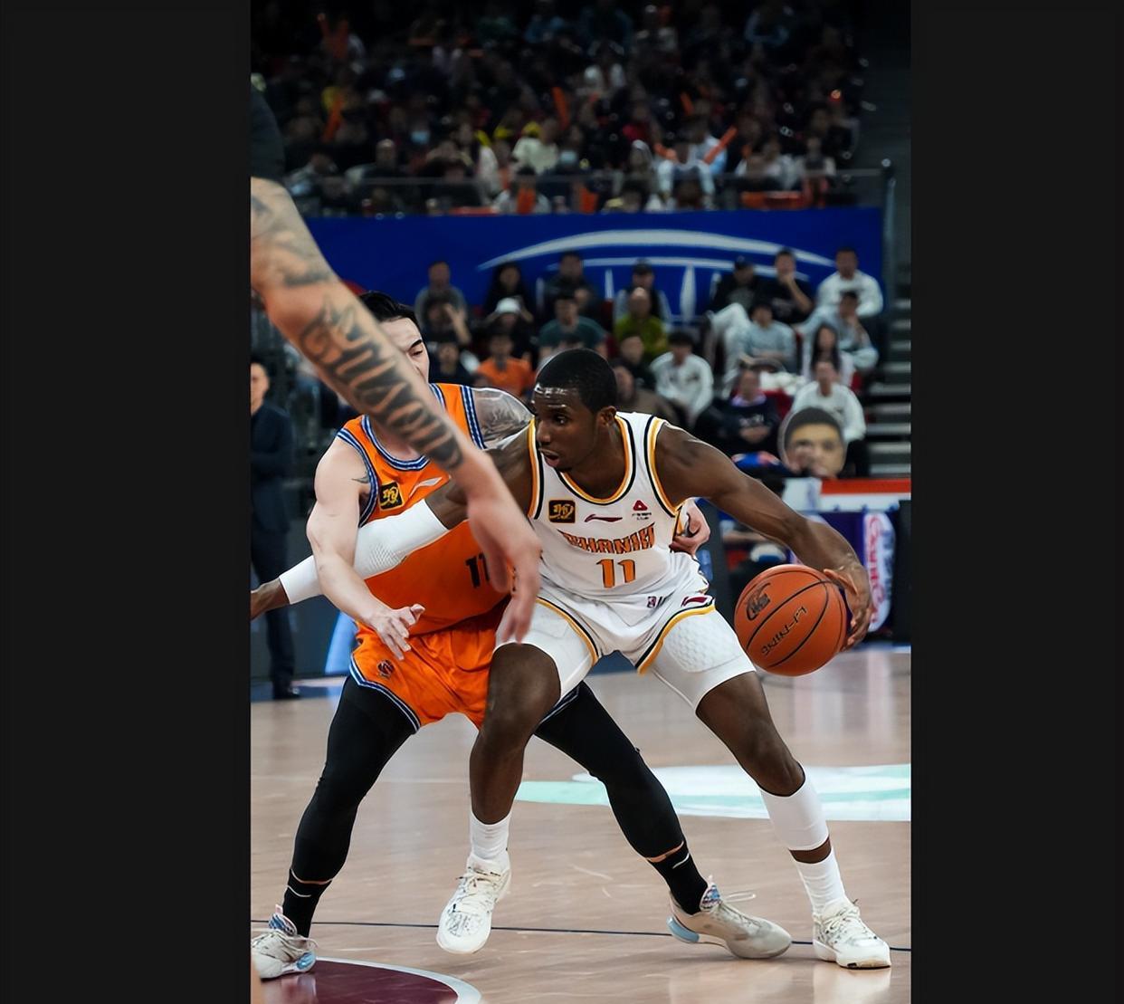 PG电子官方-南亚篮球选手在场上呈现完美状态，成为焦点的简单介绍