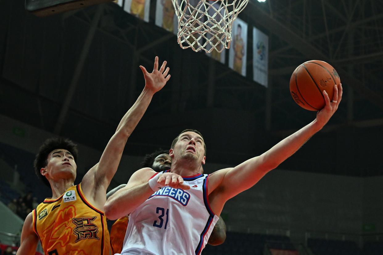 南亚篮球选手在场上呈现完美状态,成为焦点的简单介绍 南亚篮球选手在场上呈现完美状态,成为焦点的简单介绍