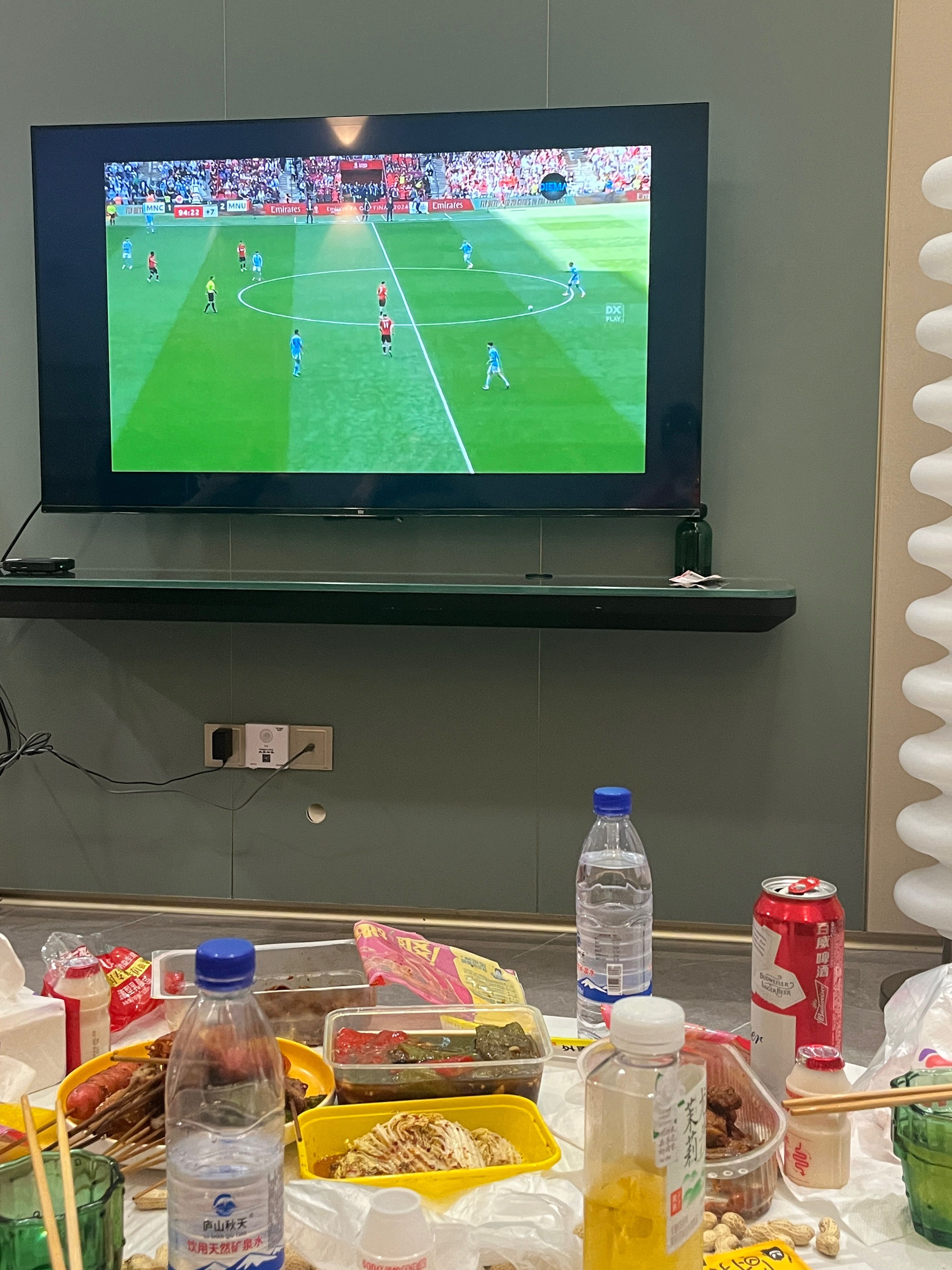 球赛竞争激烈,观众欣赏场面赞叹不已 球赛竞争激烈,观众欣赏场面赞叹不已