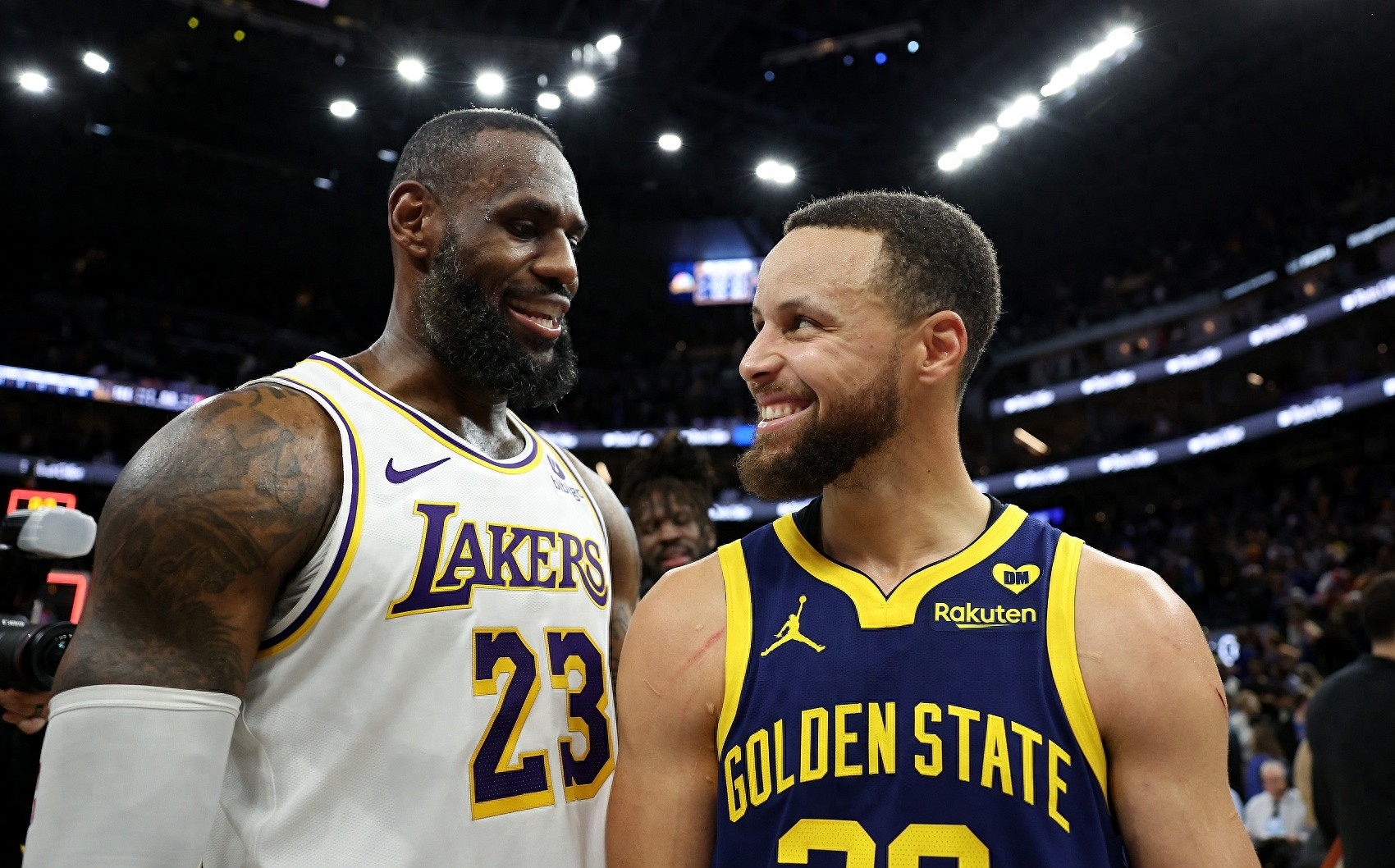 NBA新赛季揭幕战:湖人力擒勇士 NBA新赛季揭幕战:湖人力擒勇士