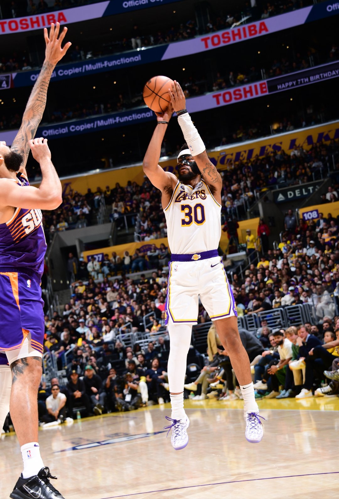 湖人队在比赛中取得了激动人心的胜利 湖人队在比赛中取得了激动人心的胜利